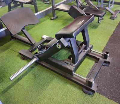 beaucoup d'appareils qui se trouvent dans la salle de sport