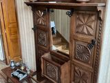 une armoire en bois surmontée d'un miroir