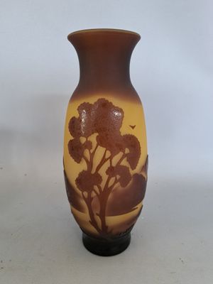 un vase sur lequel figure l'image d'un arbre