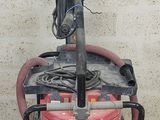 une borne d'incendie rouge posée sur un chariot dans un garage