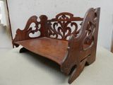 un banc en bois posé sur une chaise