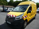 une camionnette jaune garée dans un parking