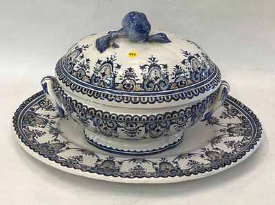 un bol et une soucoupe bleus et blancs posés sur une assiette