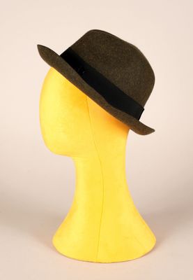 une tête de mannequin jaune coiffée d'un chapeau marron