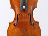 un vieux violon avec un archet sur fond blanc