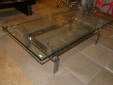 une table basse en verre posée à même le sol dans un salon