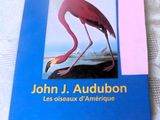 un livre bleu sur lequel figure l'image d'un flamant rose