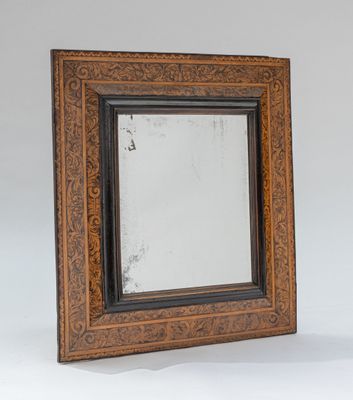 un vieux cadre en bois avec un miroir sur fond blanc