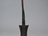 une photo d'une sculpture représentant un couteau posé sur un socle en bois