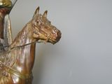 statue en bronze représentant un homme à cheval, coiffé d'un chapeau