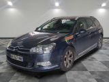 la photo d'une voiture bleue sur un sol à carreaux