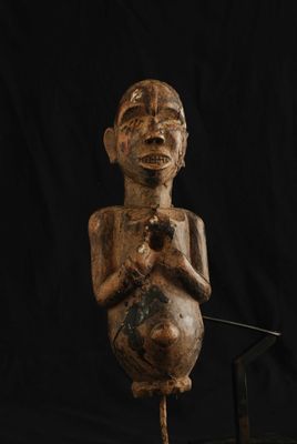 une statue en bois représentant un homme tenant un bébé dans ses bras