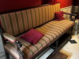 un canapé et une table dans une pièce dont l'un des murs est rouge