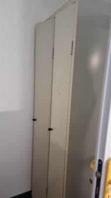 une armoire blanche dans un coin de la pièce