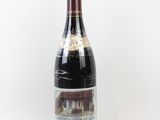 une bouteille de vin posée sur une table