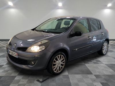 la voiture grise est garée sur un sol en damier dans le garage