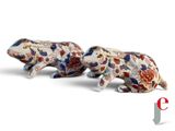 deux figurines représentant deux animaux sur fond blanc