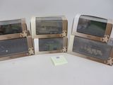 Quatre trains miniatures sont alignés sur une surface blanche