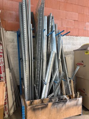un tas de tuyaux métalliques posés dans un carton
