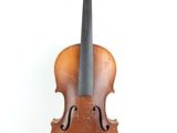 gros plan d'un violon sur fond blanc