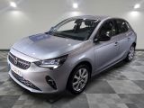 la voiture argentée est garée sur le sol en damier d'un garage