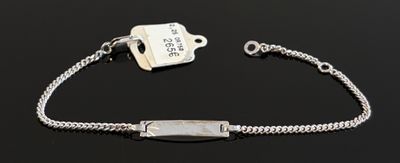bracelet en argent sterling avec une plaque et une chaîne sur un fond noir