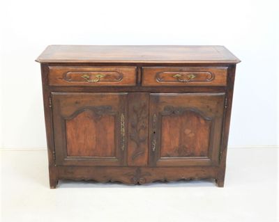un meuble en bois surmonté de deux tiroirs