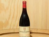 une bouteille de vin posée sur un tonneau