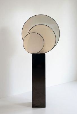 l'image d'une lampe posée sur une table