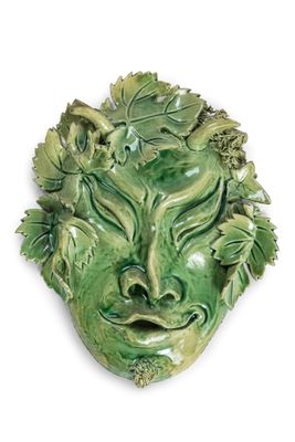 une image représentant le visage d'un homme vert orné de feuilles