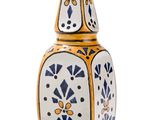 un vase blanc et bleu sur fond blanc