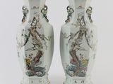 deux vases posés côte à côte sur une surface blanche