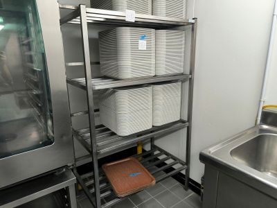 de nombreux rouleaux de papier toilette sur les étagères de la cuisine