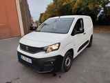 la camionnette blanche est garée dans le parking