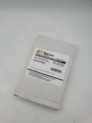une feuille de papier posée sur une table blanche