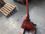un cariste assis sur une palette dans un entrepôt