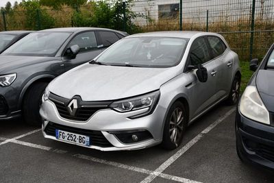 trois voitures garées l'une à côté de l'autre dans un parking