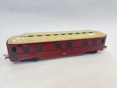 un wagon rouge et jaune sur un fond blanc