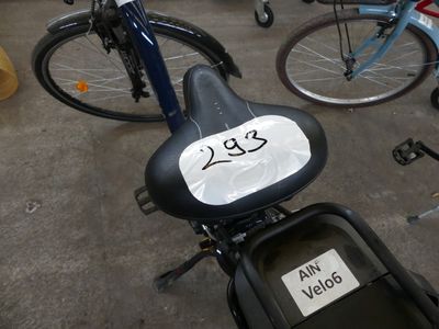une moto avec une plaque d'immatriculation à l'arrière