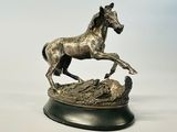une statue de cheval posée sur un socle