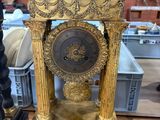 une horloge en or posée sur une table en bois