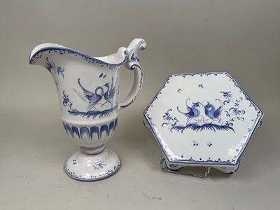 une petite assiette bleue et blanche et un petit pichet bleu et blanc