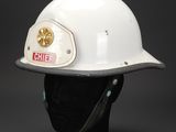 un gros plan sur un casque de pompier blanc posé sur la tête d'un mannequin
