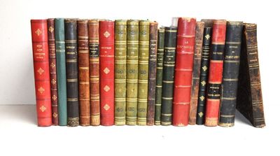 un grand nombre de vieux livres empilés les uns sur les autres
