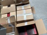 un carton rempli de boîtes posé par terre