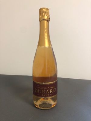 la bouteille de vin est posée sur la table à côté du mur
