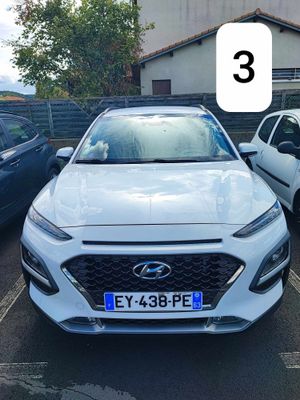 la photo d'une voiture blanche garée dans un parking