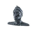 statue d'un homme portant un turban sur fond blanc
