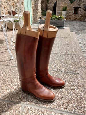 une paire de bottes marron posée par terre