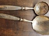 trois cuillères en argent et une cuillère doseuse posées sur une table en bois